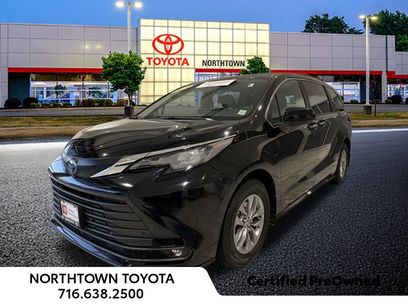 Used 2025 Toyota Sienna XLE