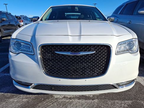 Used 2019 Chrysler 300 Limited image 2