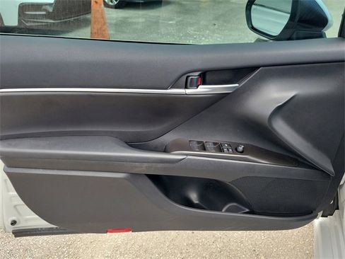 Used 2024 Toyota Camry SE image 11