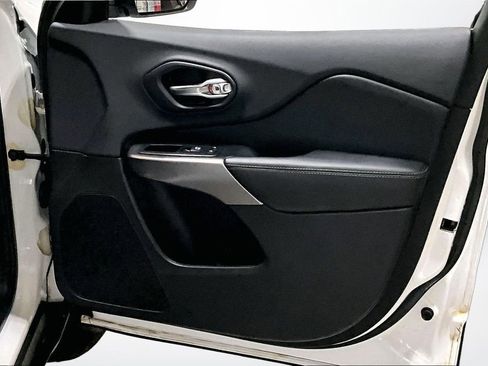 Used 2019 Jeep Cherokee Limited image 27