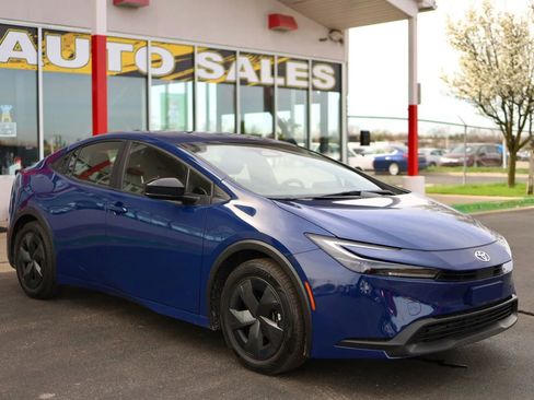 Used 2024 Toyota Prius LE image 3