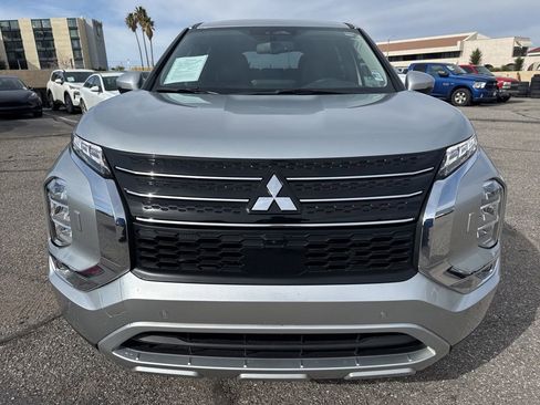 Used 2024 Mitsubishi Outlander SE image 2