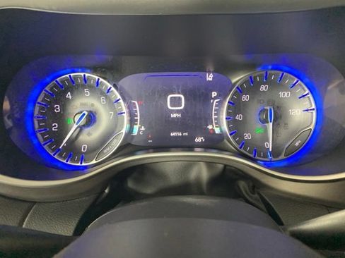 Used 2024 Chrysler Pacifica Touring-L FWD image 27
