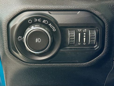 Used 2020 Jeep Wrangler Unlimited Sahara w/ Uconnect 4C Nav & Sound Group image 10