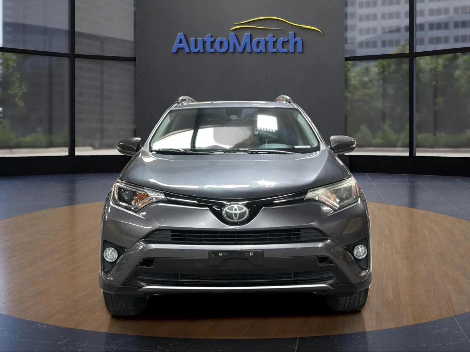 Used 2018 Toyota RAV4 XLE AWD/4WD image 2