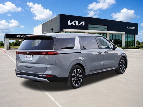 Used 2023 Kia Carnival EX FWD image 5