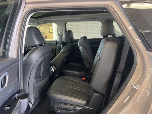 Used 2025 Kia Sorento SX AWD/4WD image 12