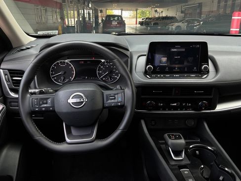 Used 2026 Nissan Rogue SV FWD image 14