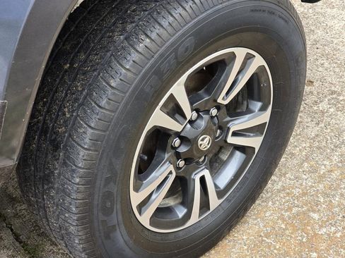 Used 2017 Toyota Tacoma TRD Sport w/ Tow Package (A/T) image 7