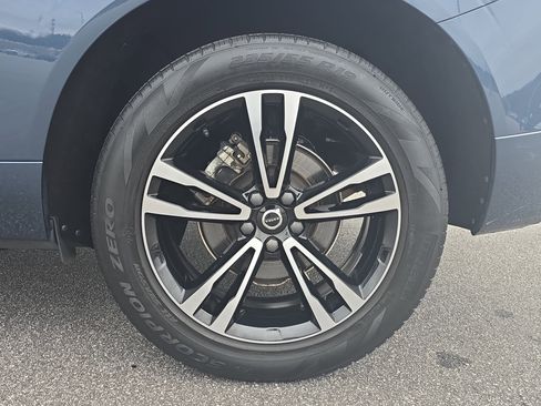 Used 2021 Volvo XC60 T5 Momentum w/ Premium Package image 32