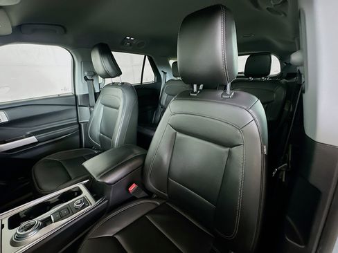 Used 2022 Ford Explorer XLT w/ Equipment Group 202A image 19