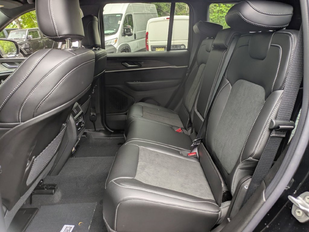 New 2026 Jeep Grand Cherokee Altitude AWD/4WD image 24