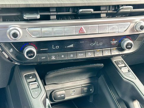 Used 2024 Kia Telluride EX w/ EX Captain's Chair Package image 16