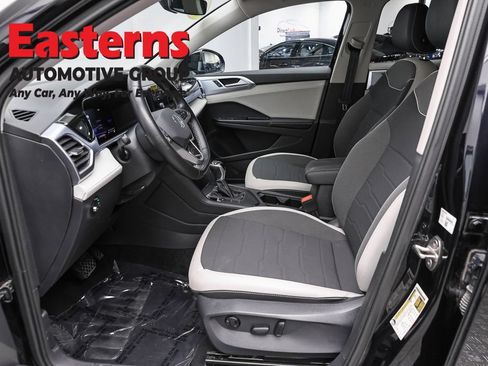 Used 2025 Volkswagen Taos SE FWD image 14
