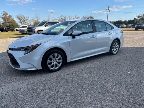 Used 2022 Toyota Corolla LE image 4