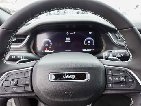 New 2025 Jeep Grand Cherokee Altitude image 15