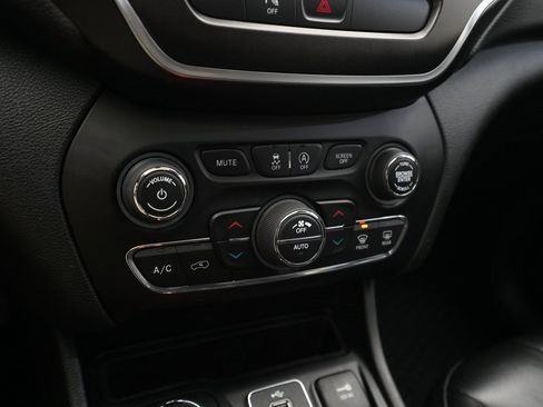 Used 2019 Jeep Cherokee Trailhawk w/ Comfort/Convenience Group image 20