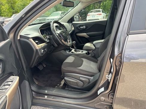Used 2017 Jeep Cherokee Sport FWD image 7