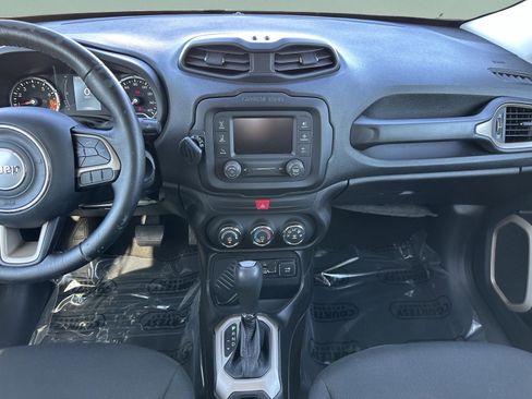 Used 2017 Jeep Renegade Latitude FWD image 12