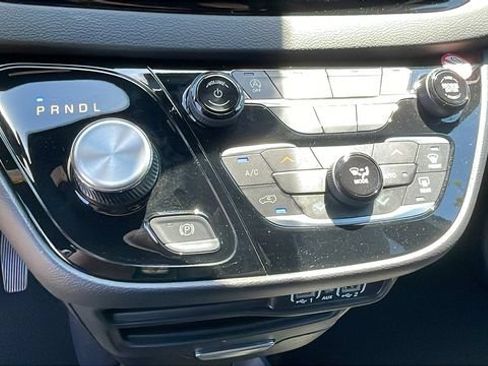 Used 2025 Chrysler Pacifica Select FWD image 18