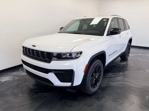 New 2026 Jeep Grand Cherokee Altitude AWD/4WD image 4