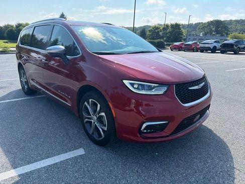 Used 2026 Chrysler Pacifica Pinnacle w/ Trailer Tow Group AWD/4WD image 3