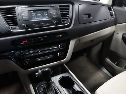 Used 2016 Kia Sedona LX image 28