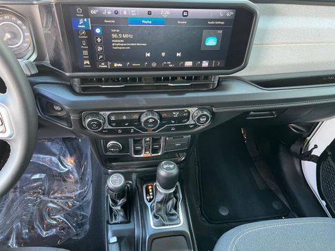 Used 2025 Jeep Wrangler Unlimited Sahara AWD/4WD image 17