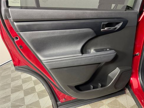 Used 2023 Toyota Highlander XLE image 23