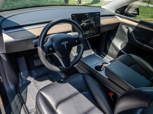 Used 2025 Tesla Model Y Long Range RWD image 4