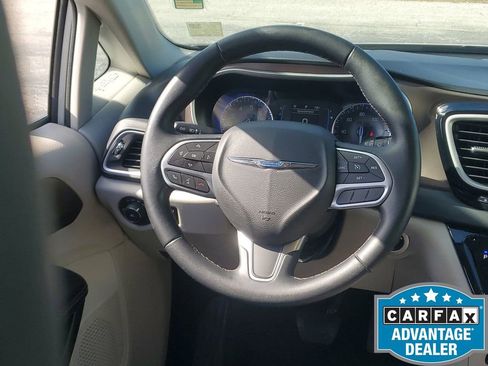 Used 2017 Chrysler Pacifica Touring-L w/ Tire & Wheel Group image 26