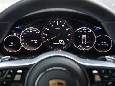 Used 2023 Porsche Cayenne Platinum Edition image 14