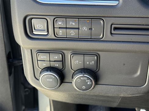 Used 2023 Chevrolet Suburban Premier image 16