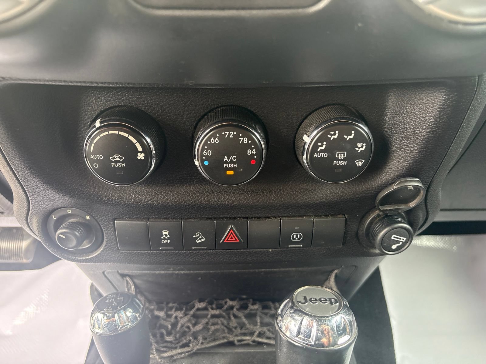 Used 2015 Jeep Wrangler Rubicon w/ Power Convenience Group AWD/4WD image 19