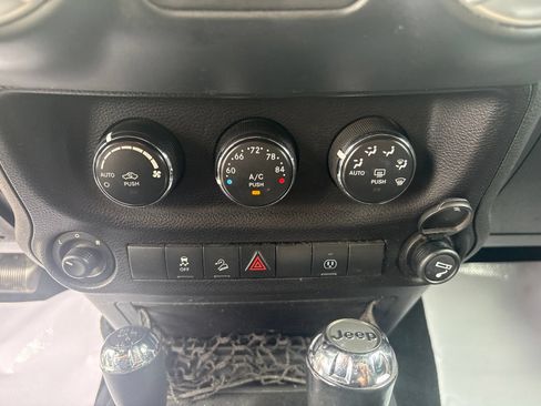 Used 2015 Jeep Wrangler Rubicon w/ Power Convenience Group AWD/4WD image 19