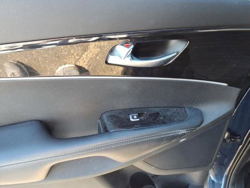 Used 2019 Kia Sorento LX image 12