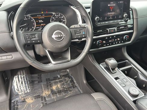 Used 2023 Nissan Pathfinder SV AWD/4WD image 17
