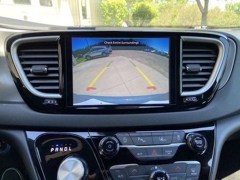 Used 2025 Chrysler Pacifica Select FWD image 18
