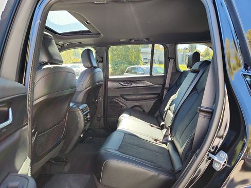 New 2025 Jeep Grand Cherokee Altitude image 6