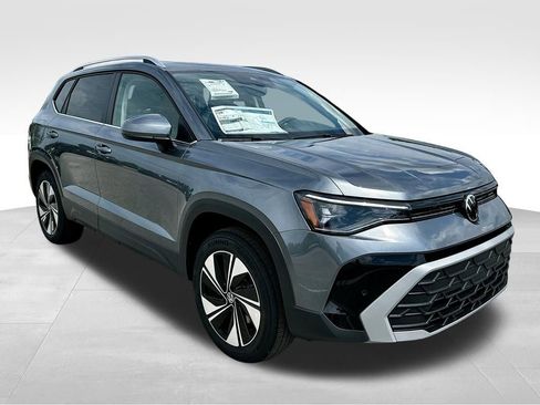 Used 2025 Volkswagen Taos SE image 2