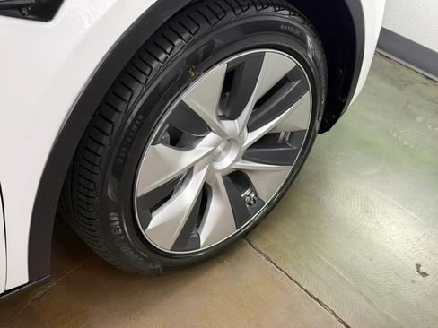 Used 2021 Tesla Model Y Long Range AWD/4WD image 11