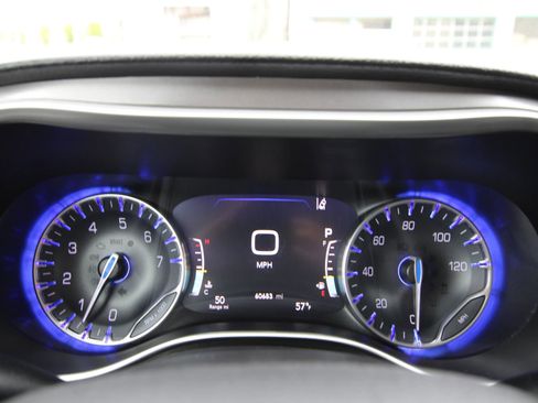 Used 2020 Chrysler Pacifica Touring-L w/ Advanced Safetytec Group FWD image 16