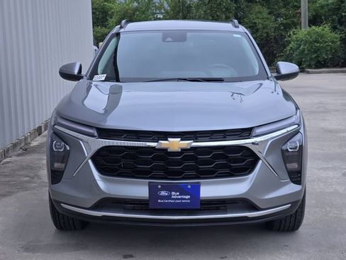 Used 2025 Chevrolet Trax LT w/ LT Convenience Package FWD image 2