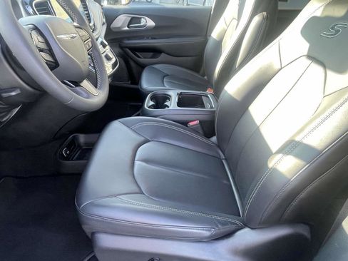 Certified 2024 Chrysler Pacifica Limited image 10