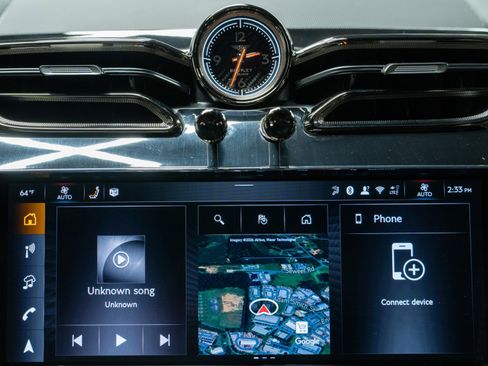 Used 2025 Bentley Bentayga image 34