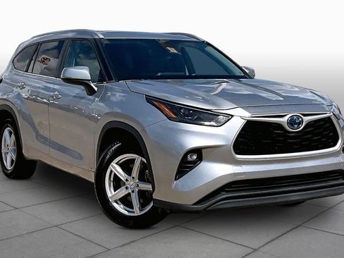 Used 2023 Toyota Highlander XLE AWD/4WD image 3