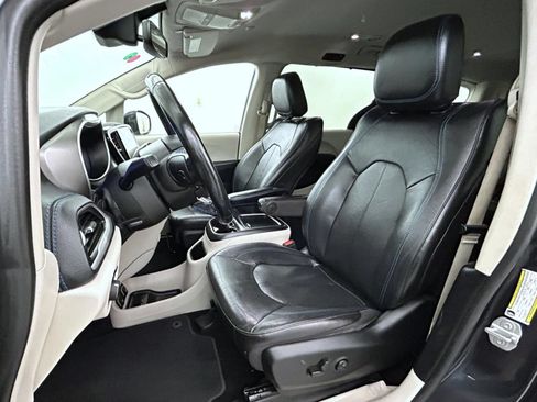 Used 2021 Chrysler Pacifica Touring-L FWD image 10