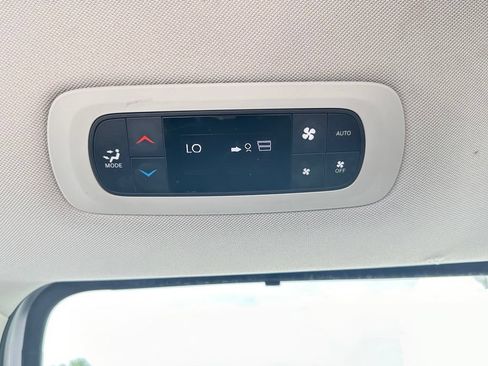 Used 2022 Chrysler Pacifica Touring-L FWD image 47