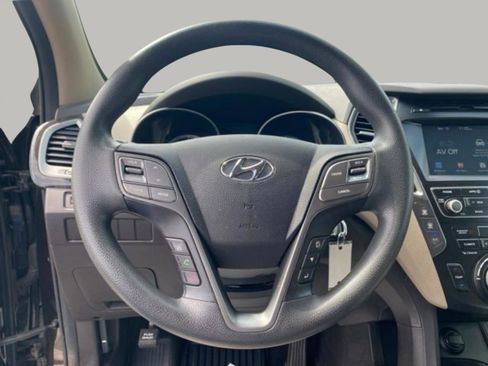 Used 2017 Hyundai Santa Fe SE image 18