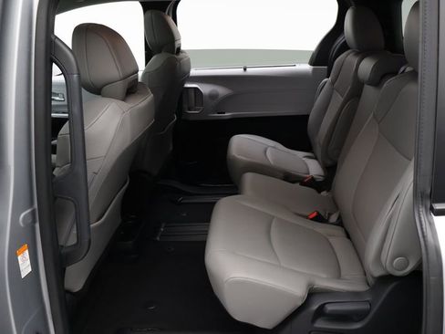 Certified 2025 Toyota Sienna XLE image 19